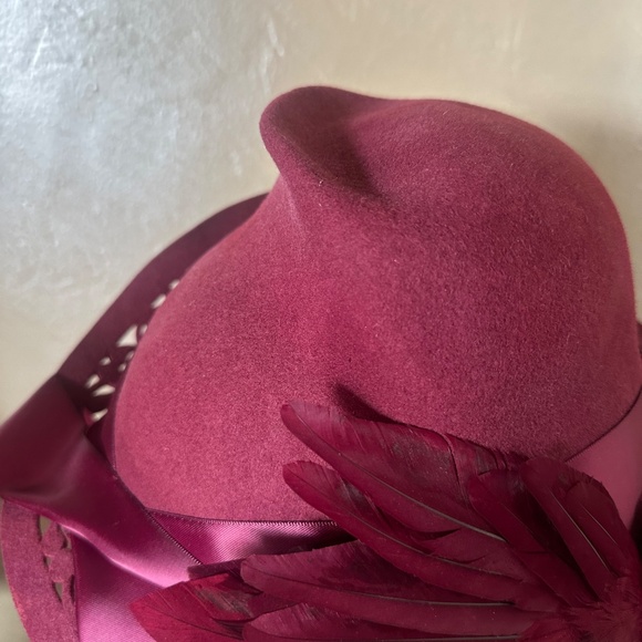 STRIKING 1940s\' BURGUNDY FELT FEDORA WITH BRIM CUTOUTS AND FEATHER \
